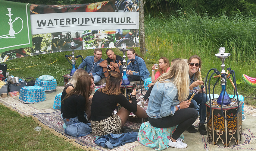 In een gedeelte van de feestruimte een waterpijphoek creeren